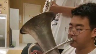 我们团长不让这条视频的名字叫做“上低音号和小号谈恋爱”