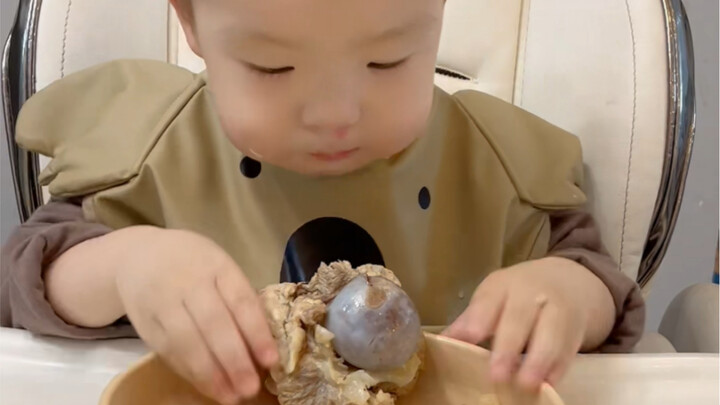 I made hot pot with a rich bone broth for the CEO, and he loves it so much.