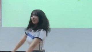 Penampilan mahasiswa baru sangat mengharukan! /Perhatian