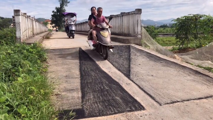 Gambar Dua Lubang Besar Di Jembatan, Berakhir Dipukul Wanita Cantik!