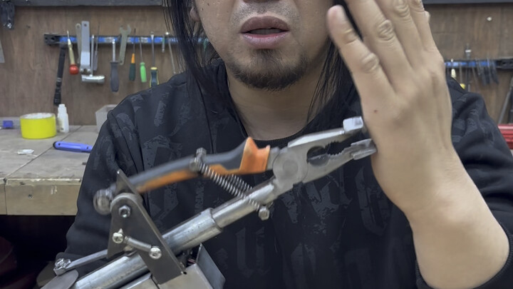 Let me clarify—this fur-removal machine won't pinch the dog's flesh.