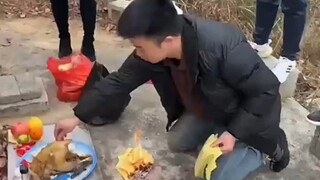 小伙给爷爷上坟，在线许愿把旁边其他人都逗笑了 #搞笑 #万万没想到