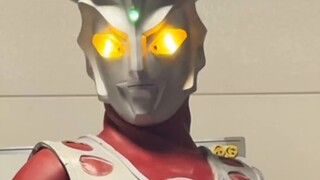 Trưng bày bộ đồ da Ultraman Leo