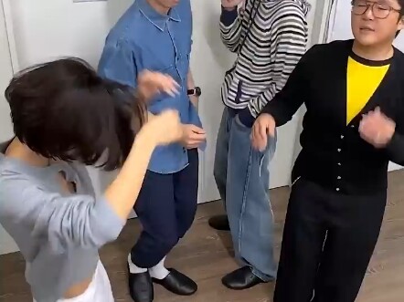 WJSN Hwasa &amp; Yoo Jae-suk: Tarian Sandal～～