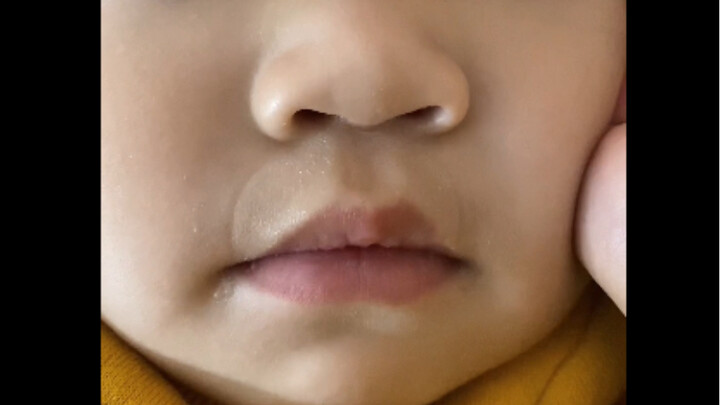 The baby got caught sneaking a snack—so scared yet so shy, it’s super cute! Haha!