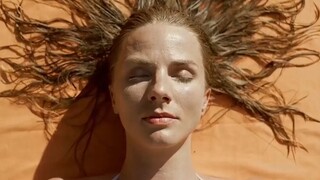 Ternyata seorang wanita dan seekor lobster melahirkan seekor bayi lobster, sungguh luar biasa!