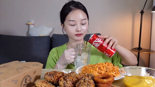 [Food] Eating fried chicken and turkey noodles!