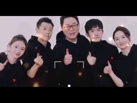 Đoàn Phim Tặng Bạn Một Đóa Hoa Nhỏ Màu Đỏ Chơi Tik Tok [ Douyin ]