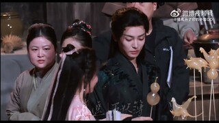 Đàm Tùng Vận và Hầu Minh Hạo trên phim trường Tiêu Dao