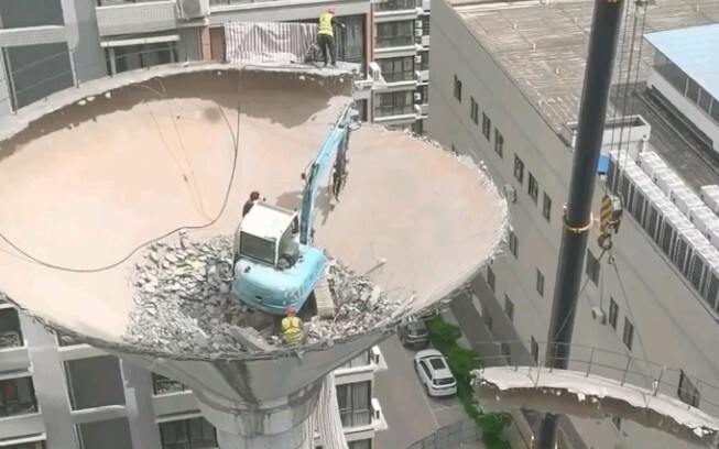 هل تعتقد أن استخدام حفارة لإزالة برج المياه على ارتفاع شاهق آمن؟