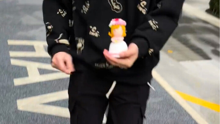 Ahhh, I really like this flower-holding doll. I didn't expect it to be a bouquet of flowers when it 