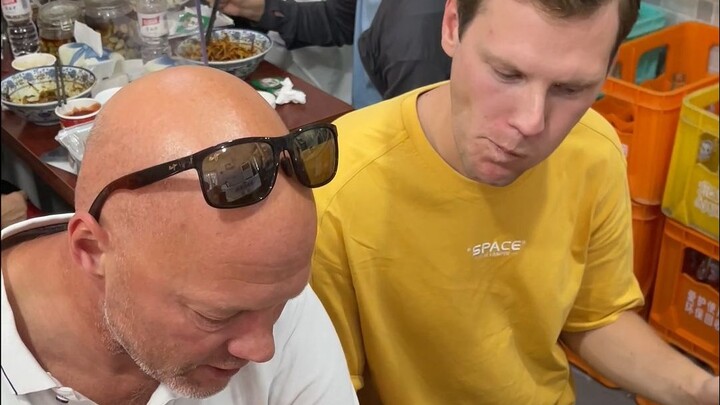 在家整理手机，发现夏天带爸妈和老三吃炸酱面的视频了，要是冬天来该带他们吃点啥