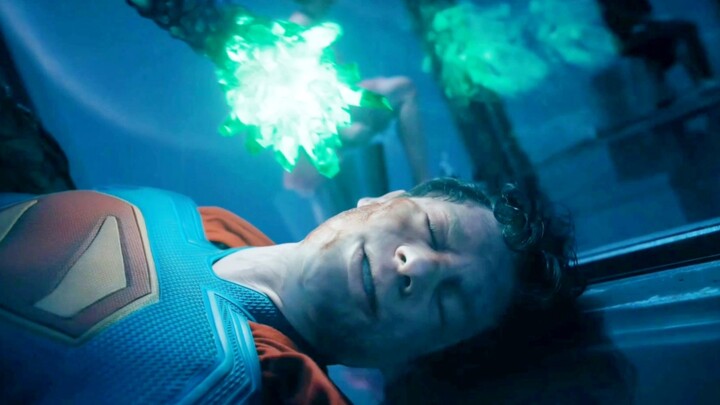 حتى لو كانت نفس مادة الكريبتونيت، فإن تأثير الضرر يختلف باختلاف الأبطال الخارقين!