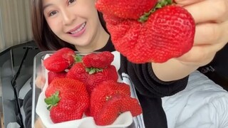 strawberry alien ….  bentuk nya aneh aneh gitu..  manis