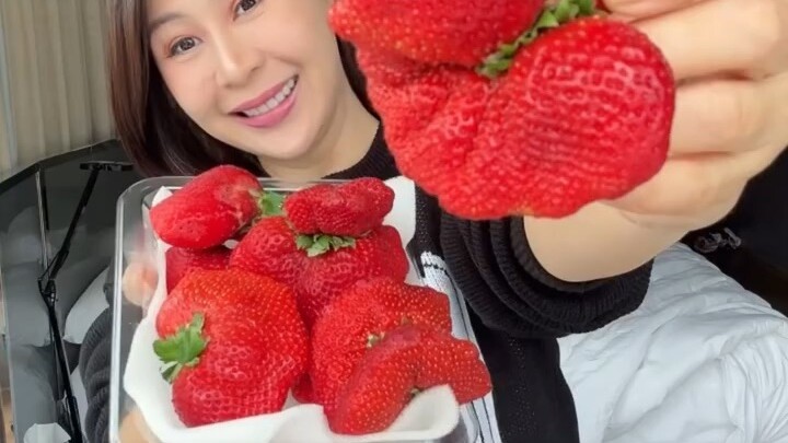 strawberry alien ….  bentuk nya aneh aneh gitu..  manis
