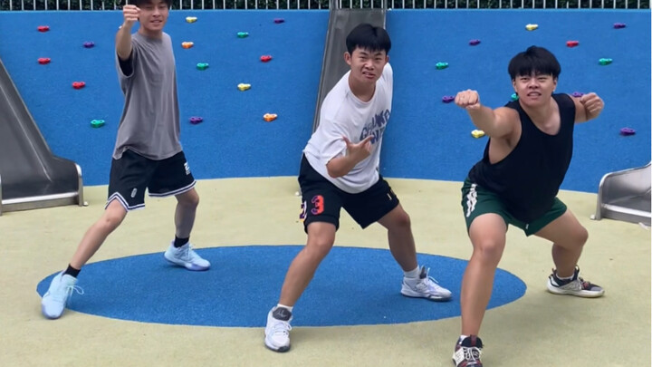 ثلاثة فتيان يندفعون إلى الأمام