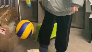 女朋友非要给我表演颠球#情侣日常 #情侣