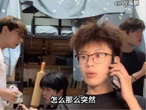 Ngày đầu tiên tựu trường, trong ký túc xá chẳng ai nói với ai câu nào.