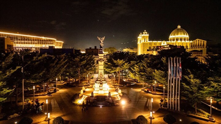 MOSTRANDO LA CIUDAD DE SAN SALVADOR