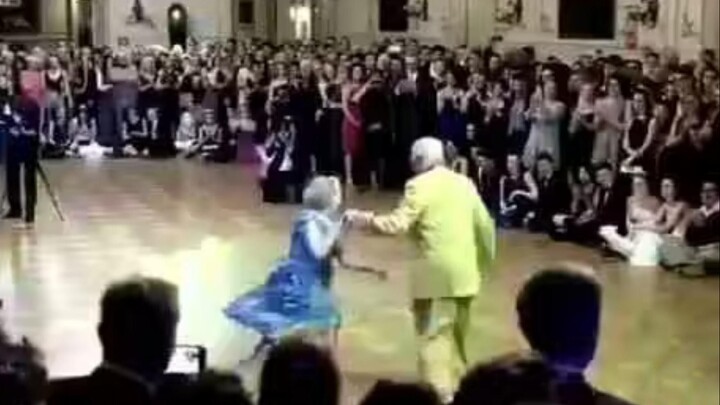 عمره ٩٤ عامًا وهي ٩٢ عامًا. رقصتهما الثنائية أذهلت الجمهور!