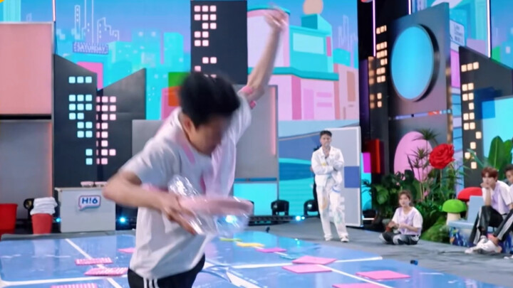 I’m laughing so hard my stomach hurts—Fan Shiqi’s kick had the whole audience rolling with laughter;