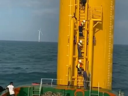 Cảnh giác! Nhảy sang tàu khác trên biển cực kỳ nguy hiểm!