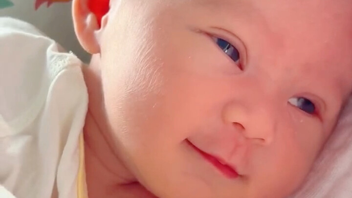 During unloading, the doctor said her double eyelids are very obvious! What a beautiful baby! She se