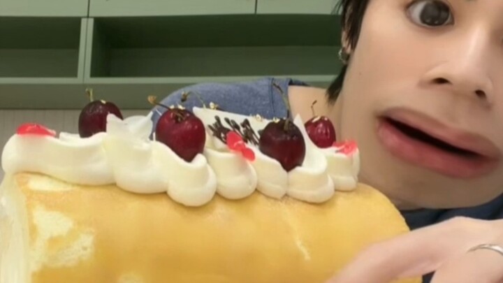 Hey, you’d better watch out… Even a live‑streamed cake‑eating session can be full of surprises. Xiao