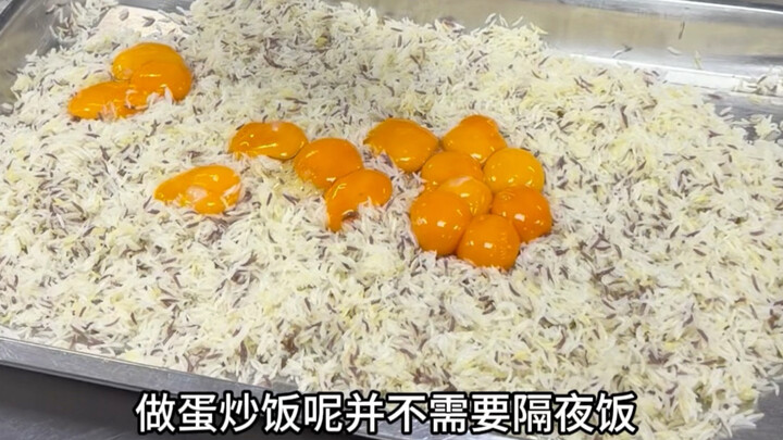 Hóa ra làm cơm chiên trứng vàng chẳng cần đến cơm nguội; Lão Tinh từng bảo phải dùng “vua chiên” để 