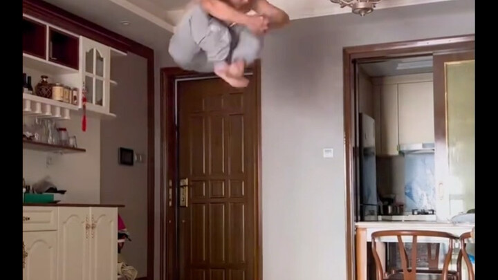 เมื่อแม่คุณถูพื้นเสร็จแล้วก็หวังให้คุณเดินแบบนี้เลย