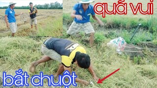 Vợ chồng Tư ra đồng bắt chuột quá vui