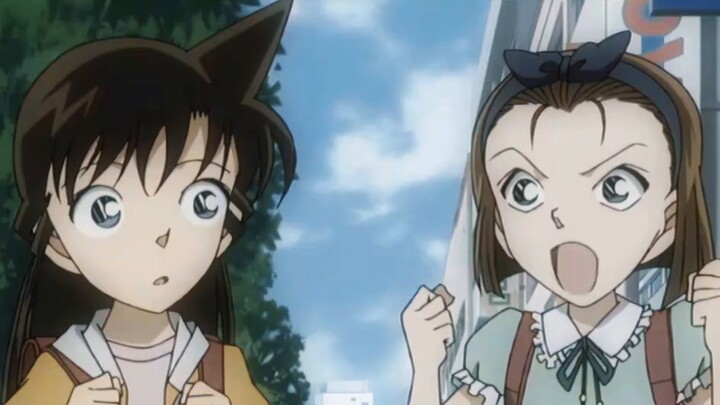 Xiaolan was ridiculed for her original family, and Shinichi used a photo to protect Xiaolan's childh