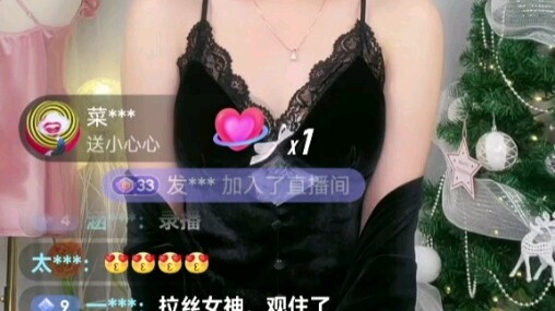 Cô gái trẻ mang hàng đến nhưng...