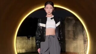 Học sinh trung học nhảy Jung Kook 'Standing Next to You'
