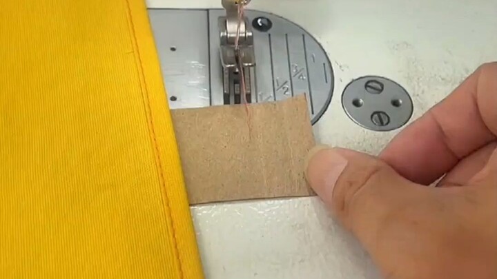 يمكنك استخدام قطعة صغيرة من الورق المقوى للف الحواف.