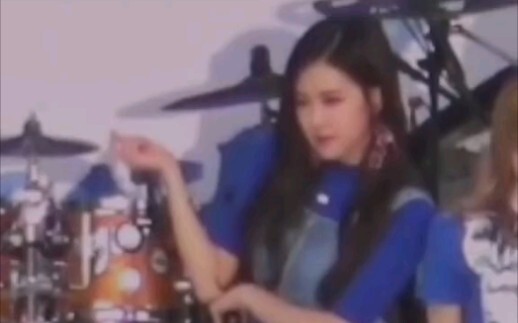 Tổng hợp sự cố sân khấu của BLACKPINK, màn “đùa với lửa” của cô La Tiệp đúng là khiến tôi cười muốn 