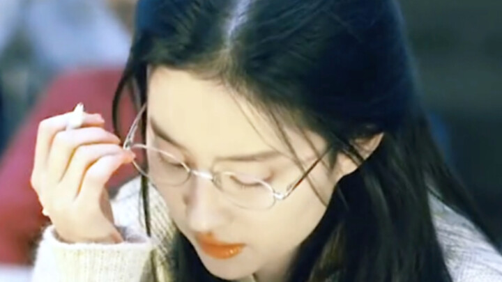 Turns out not everyone looks bad in glasses—I’m so jealous!