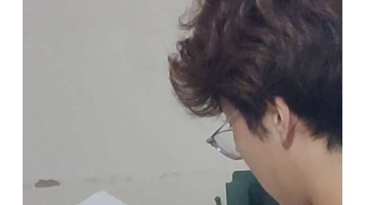 Chọn một khán giả may mắn để cùng tôi gánh vác nỗi đau này.