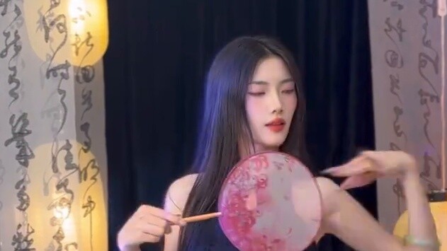 It is the beautiful scenery of Jiangnan. It is the season of falling flowers. I meet you again.