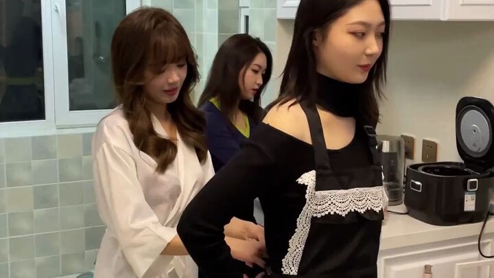 Three women are sharing the stage—what am I supposed to do now? Forget it, I’m heading out to eat.