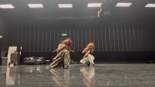 【Lara/Megan】American-born Asian-American confidently dancing and singing in the U.S.—it's hard to te