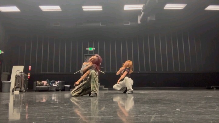 【Lara/Megan】American-born Asian-American confidently dancing and singing in the U.S.—it's hard to te