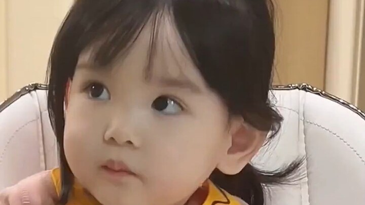 Mom teaches her cute kid a “life lesson” by gently pushing their head with her hand to help them ske