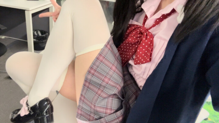 Suka duduk di atas meja! Versi murni paha montok～ Pakai lensa wide ala abstrak tuh seru banget～(๑‾ ꇴ