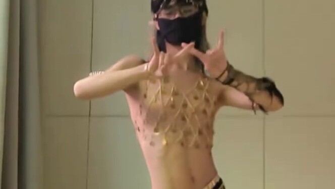 "Air dinginnya seperti bertanya tentang penyakit cinta" tarian live Jiuling laki-laki