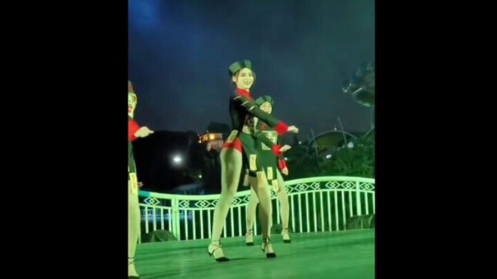 "ซอมบี้บางตัวเซ็กซี่จน...ใส่ถุงน่องตาข่าย"