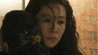 Điều không thay đổi là ngày mưa là cái ôm, điều thay đổi là anh cũng có thể là chỗ dựa cho em