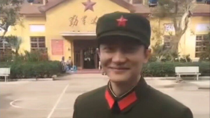 Lễ khởi quay “Phương Hoa”: Anh Huyên vui vẻ vẫy tay chào hỏi.