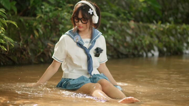 Trung Tường Truyền thông quay phim ngoài trời bên bờ suối nhỏ