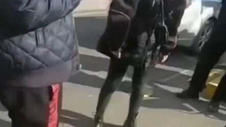 A woman at the小区 entrance actually resorted to physical violence—after all, it’s money!